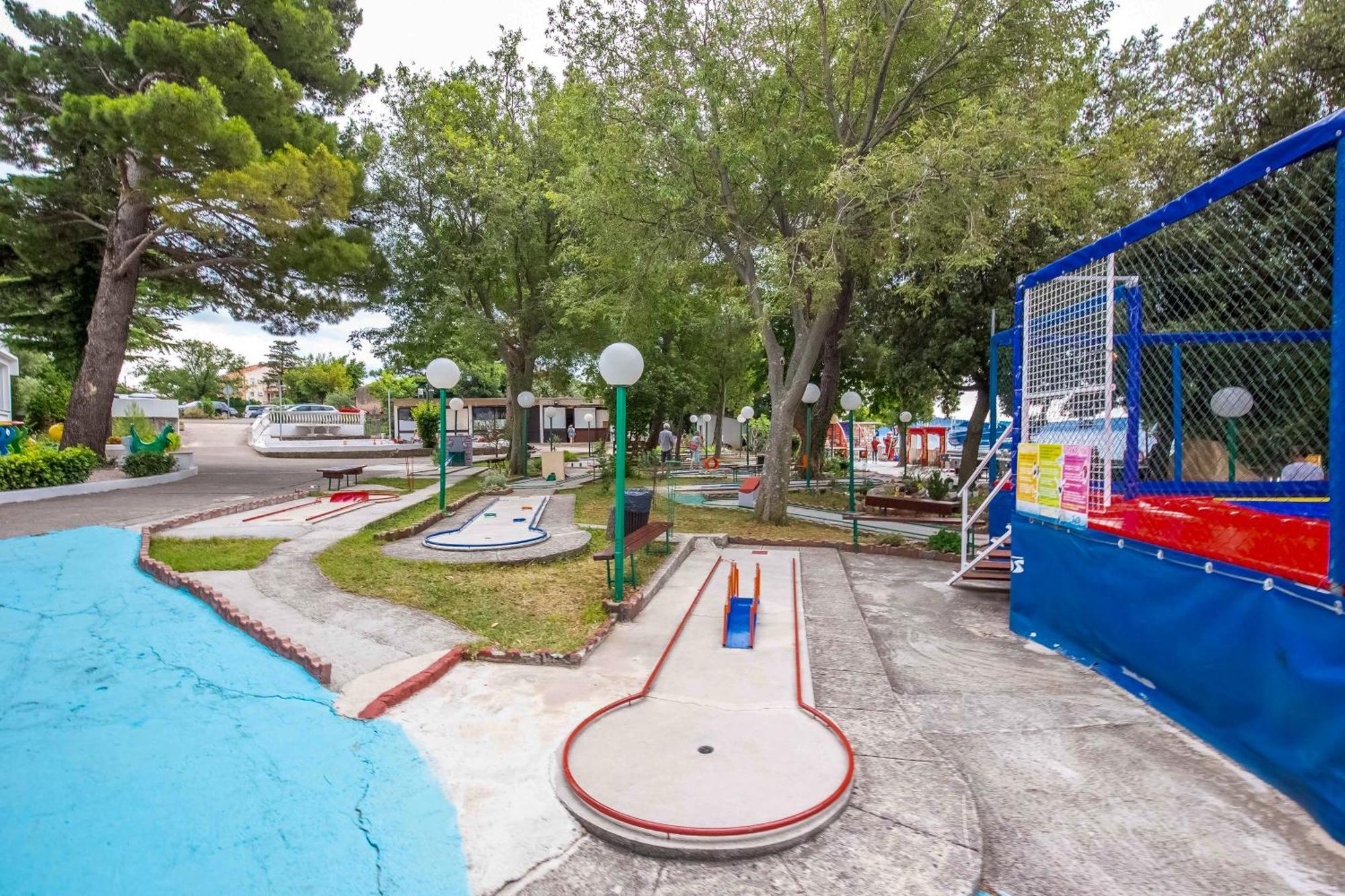 Hotel Paviljoni Slaven 3*